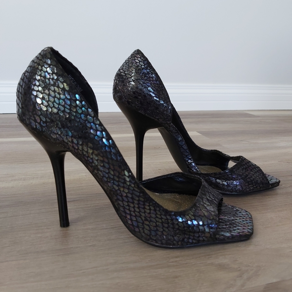 Navy snake-look heels